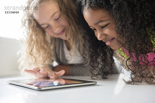 Lächelnde Mädchen mit digitalem Tablet