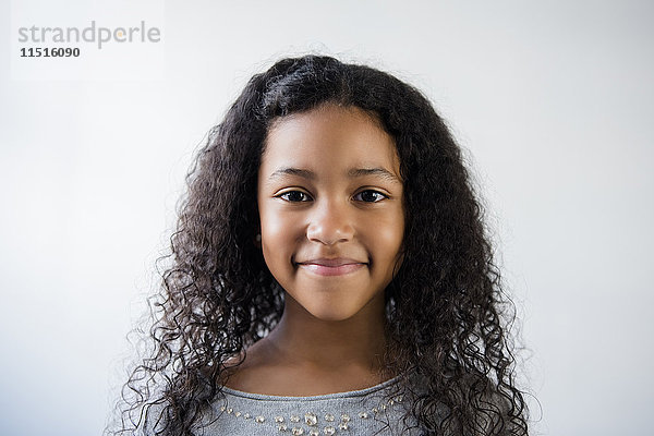 Porträt eines lächelnden gemischtrassigen Mädchens