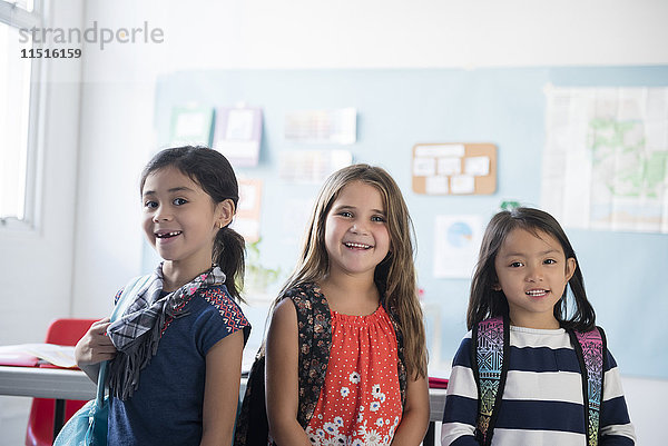 Porträt von lächelnden Mädchen im Klassenzimmer