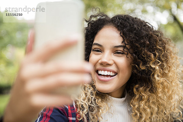 Mixed Race Frau posiert für Handy-Selfie