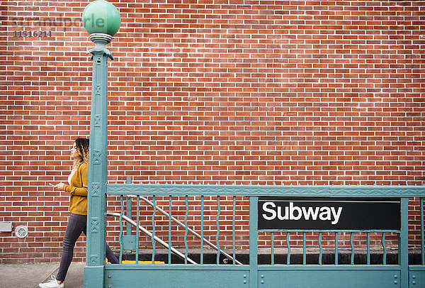 Gemischtrassige Frau beim Verlassen einer U-Bahn-Station in der Stadt