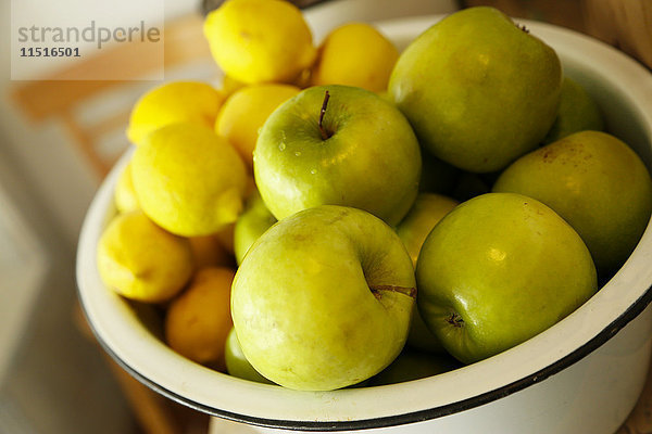 Schale mit Äpfeln und Zitronen