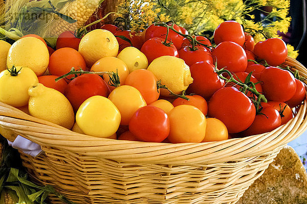Korb mit frischen Zitronen und Tomaten auf dem Markt