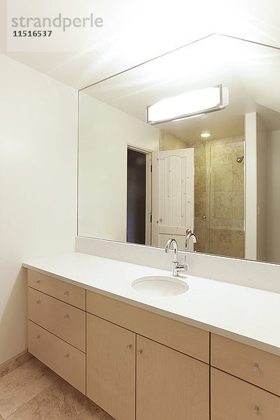 Spiegel über dem Waschbecken in einem modernen Badezimmer