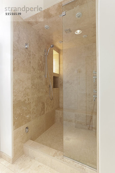 Verschnörkelte Dusche im modernen Badezimmer