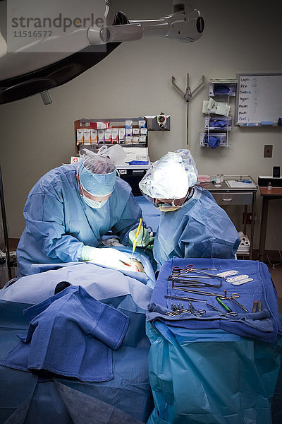 Chirurgen operieren einen Patienten im Krankenhaus