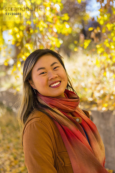Porträt einer lächelnden asiatischen Frau im Herbst