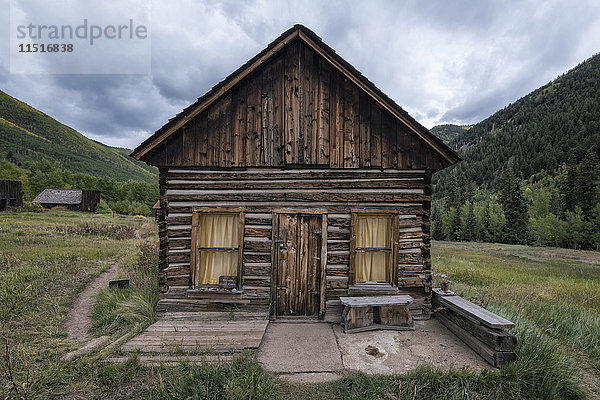 Rustikales Blockhaus im Tal