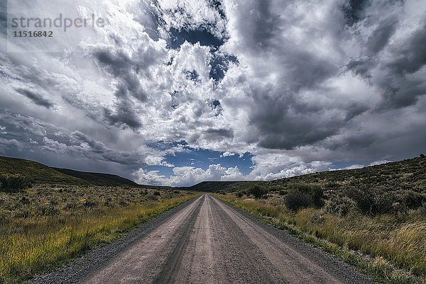 Abgelegener Feldweg unter Wolken