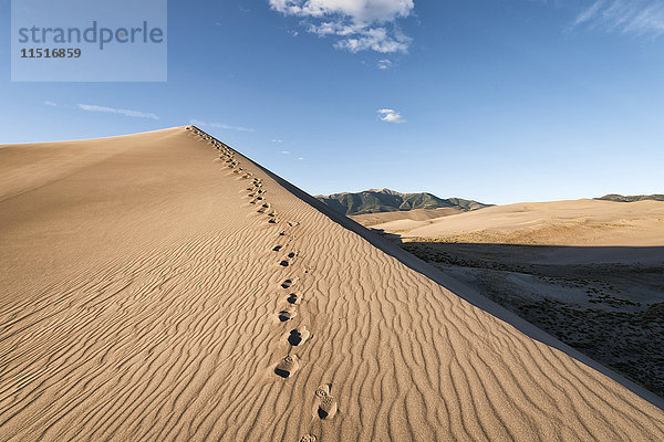 Fußabdrücke in einer Sanddüne