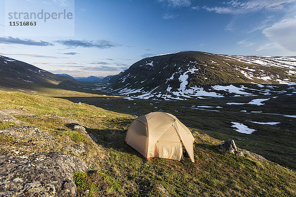 Campingzelt in abgelegener Landschaft