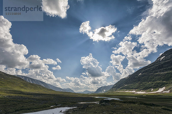 Sonnenstrahlen über dem Fluss in einem abgelegenen Tal