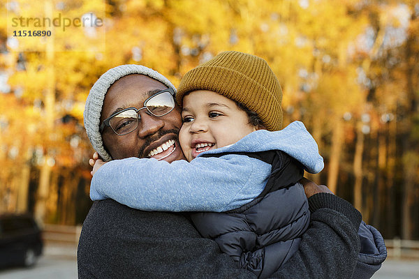 Vater und Sohn umarmen sich im Park