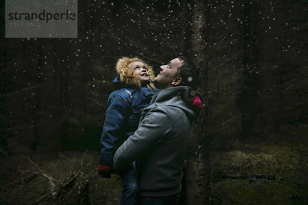 Kaukasischer Vater und Tochter unter dem Sternenhimmel