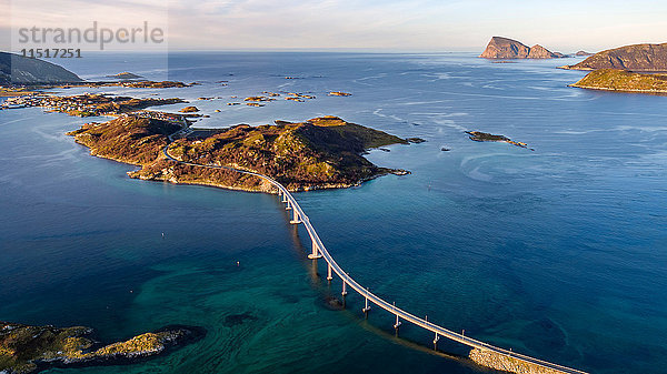 Luftaufnahme der berühmten Sommaroy-Brücke  die im Herbst von der Insel Kvaloya zur Sommaroy-Insel führt  Arktis Norwegen