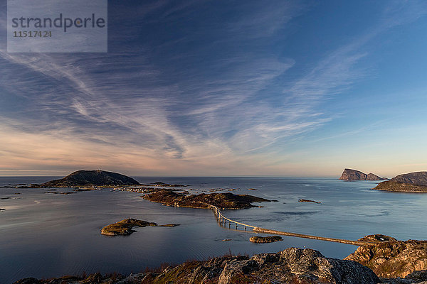 Blick auf die berühmte Sommaroy-Brücke  die im Herbst von der Insel Kvaloya zur Sommaroy-Insel führt  Arktis Norwegen