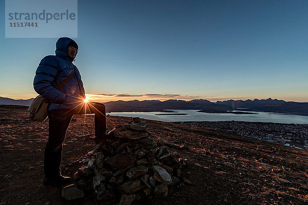 Mann besteigt im Herbst einen Gipfel bei Tromso  arktisches Norwegen