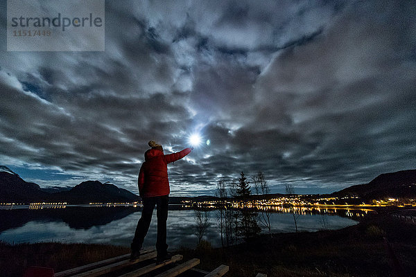 Frau mit Fackel bei Tromso im Herbst  Arktis Norwegen