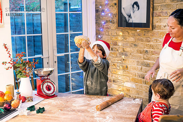 Mutter und Sohn backen zu Hause Weihnachtsplätzchen