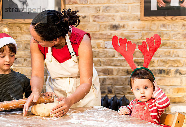 Mutter und Sohn backen zu Hause Weihnachtsplätzchen