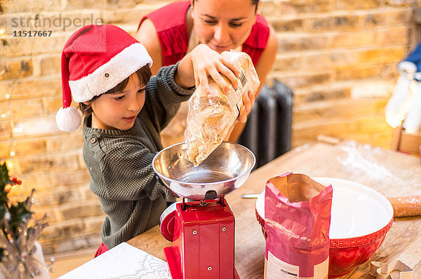 Mutter und Sohn backen zu Hause Weihnachtsplätzchen