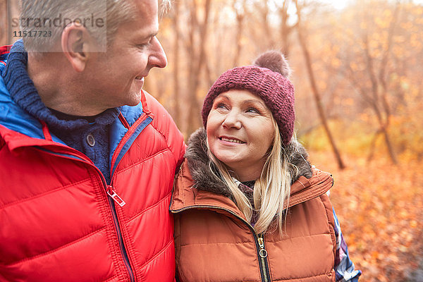Ausgewachsenes Paar beim Spaziergang im Freien  im Herbst