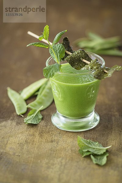 Veganer Zuckerschoten-Shot mit Algen-Bacon und Minze (Detox)