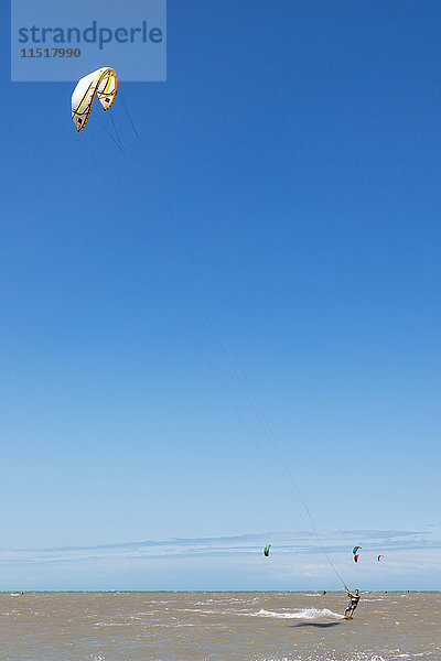 Mann im Meer beim Kitesurfen