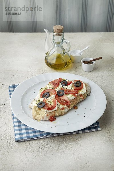 Focaccia mit Mozzarella  Tomaten und Oliven