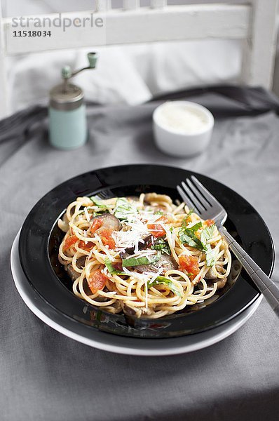 Spaghetti alla Norma mit Tomaten  Auberginen  geriebenem Parmesan und Basilikum