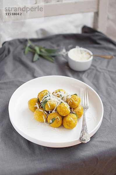 Kürbisgnocchi mit Salbei  Butter und Parmesan