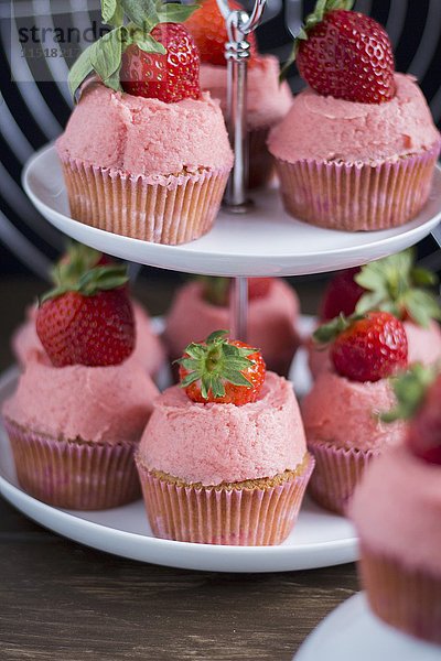 Erdbeer-Cupcakes auf einer Etagère