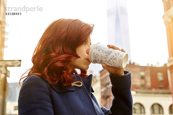 Junge Touristin  die auf der Straße Kaffee trinkt  Manhattan  New York  USA