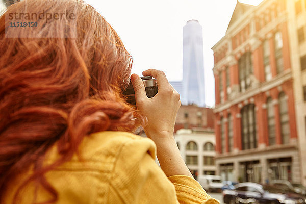 Junge Touristin mit langen roten Haaren fotografiert One World Trade Centre  Manhattan  New York  USA