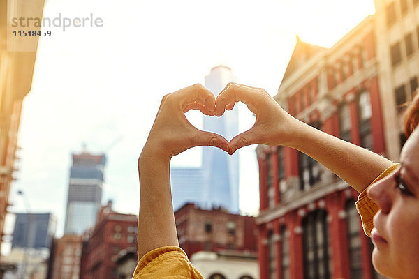 Junge Touristin macht Herzenshände vor dem One World Trade Centre  Manhattan  New York  USA