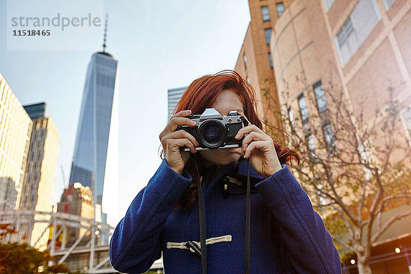 Junge Touristin beim Fotografieren vor dem One World Trade Centre  Manhattan  New York  USA