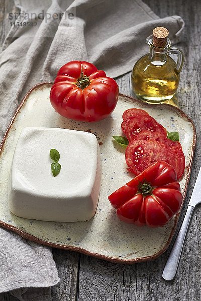 Veganer Mozzarella mit Tomaten