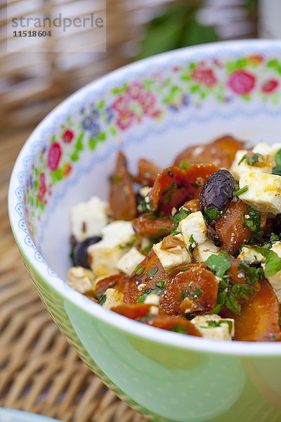 Karottensalat mit Feta und Oliven