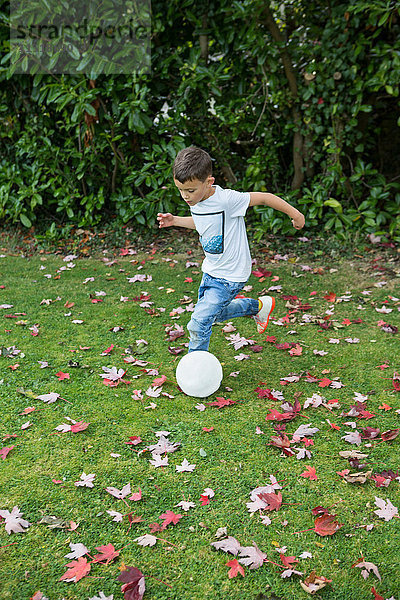 Junge spielt Fussball