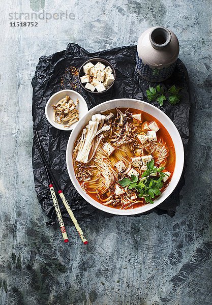 Asiatische Suppe mit Nudeln und Tofu (vegan)