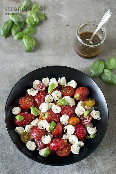 Erdbeeren-Caprese-Salat