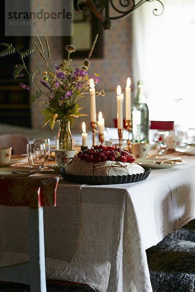 Pavlova auf einem festlich gedeckten Tisch