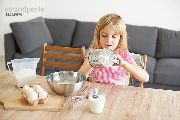 Junges Mädchen beim Backen zu Hause