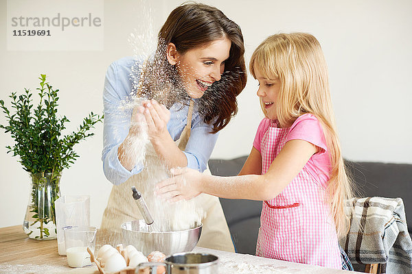 Mutter und Tochter backen zusammen  albern herum