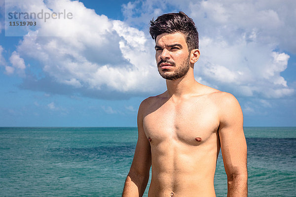 Porträt eines jungen Mannes am Meer  Fortaleza  Ceara  Brasilien