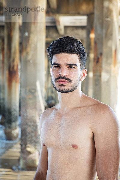 Porträt eines jungen Mannes  im Freien  Fortaleza  Ceara  Brasilien