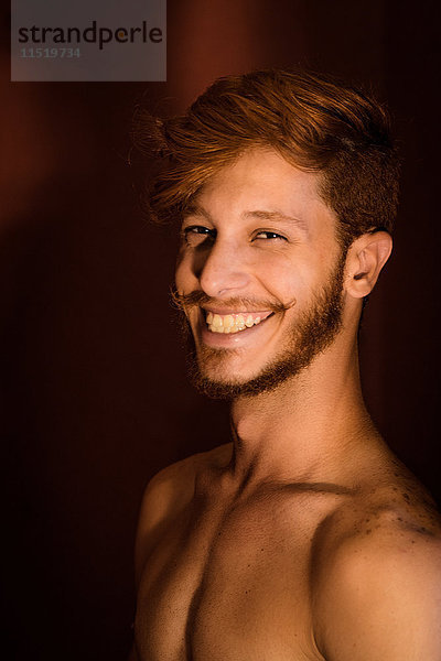 Porträt eines jungen Mannes mit roten Haaren  lächelnd