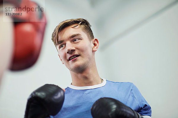 Junger männlicher Boxer bereit zum Boxhandschuh