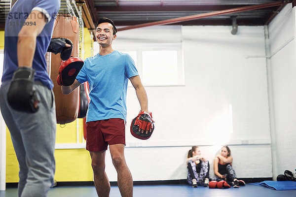 Ausbildung von männlichen Boxern in Boxhandschuhen und Boxhandschuhen