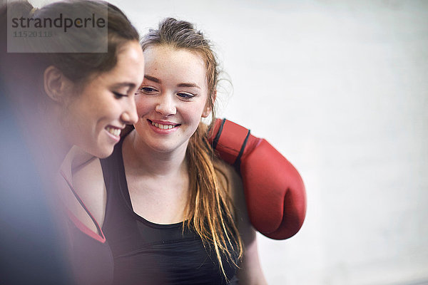 Zwei junge Boxerinnen im Fitnessstudio